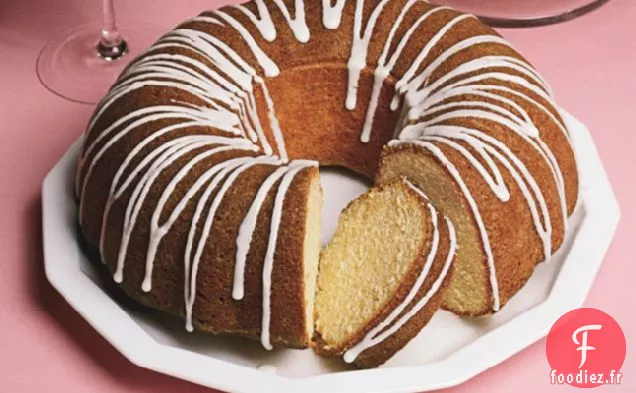 Gâteau Bundt Aux Gousses De Vanille Avec Glaçage À La Vanille Et Fraises