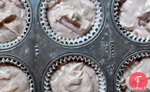 Cupcakes Aux Fraises Fraîches Avec Glaçage À La Noix De Coco