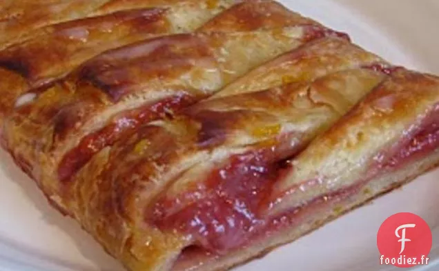 Tresse Danoise À La Fraise Avec Glaçage À La Vanille Et À L'Orange
