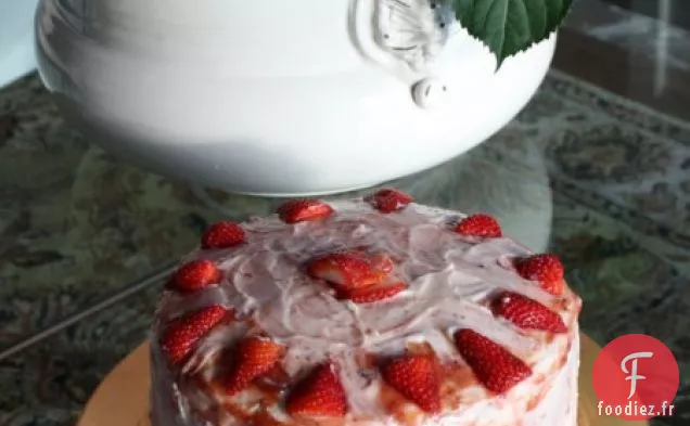 Gâteau À La Vanille Avec Glaçage À La Crème De Fraise