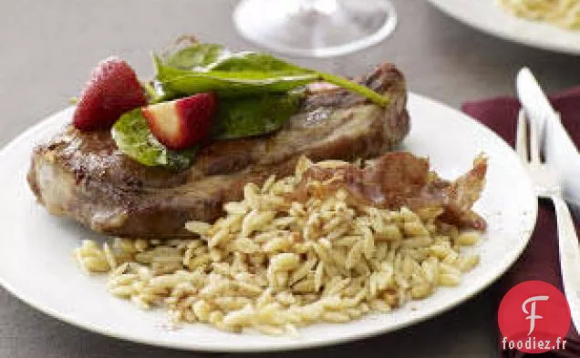 Côtelettes De Porc Avec Salade De Fraises Balsamiques Et Orzo De Pignons De Pin