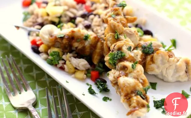 Brochettes De Poulet À La Mangue Collantes Aux Haricots Noirs et Brun Ananas