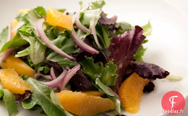Salade À La Mangue Et À L'Orange Avec Des Légumes Verts Mélangés