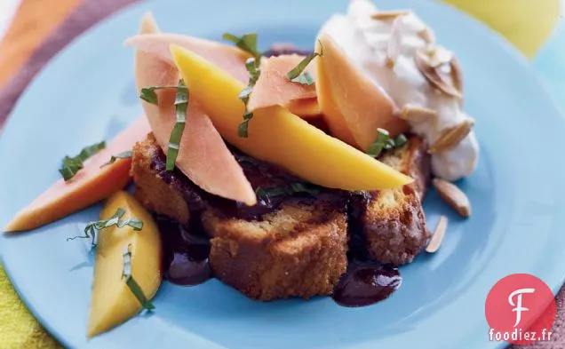 Pound Cake Grillé avec Sauce au Chocolat Mexicain et Fruits Tropicaux