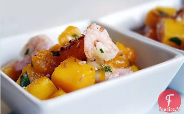 Salade De Fruits Tropicaux Aux Petites Crevettes Et Noix De Coco Grillée