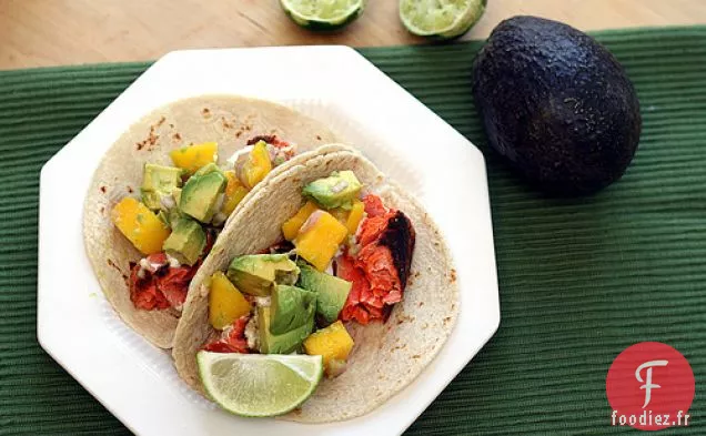 Tacos Au Saumon Noirci Avec Salsa À L'Avocat Et À La Mangue