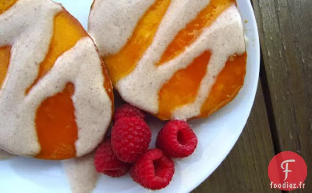 Moitiés De Mangue Réchauffées Avec Sauce Au Yogourt À La Cannelle