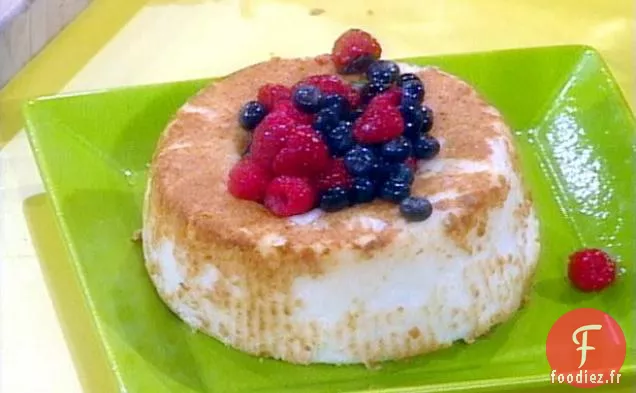 Gâteau d'Ange aux Baies et à la Crème Fouettée