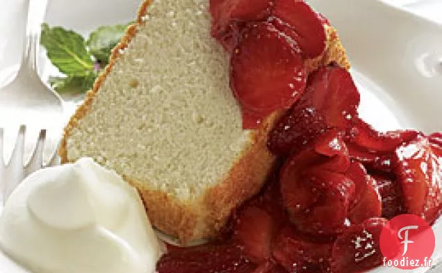 Gâteau D'Ange Aux Fraises Et à La Crème Fouettée