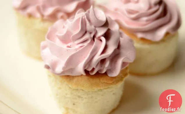 Cupcakes De Nourriture D'Ange Aérés Avec Glaçage Naturellement Rose