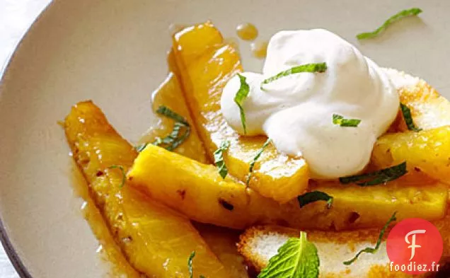 Sablés à l'Ananas Rôtis à la Crème Fouettée à la Cannelle