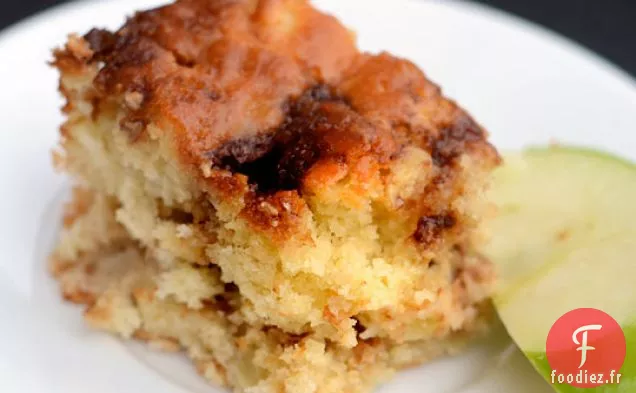 Gâteau Au Yogourt Aux Pommes Avec Une Traînée De Cannelle Et de sucre