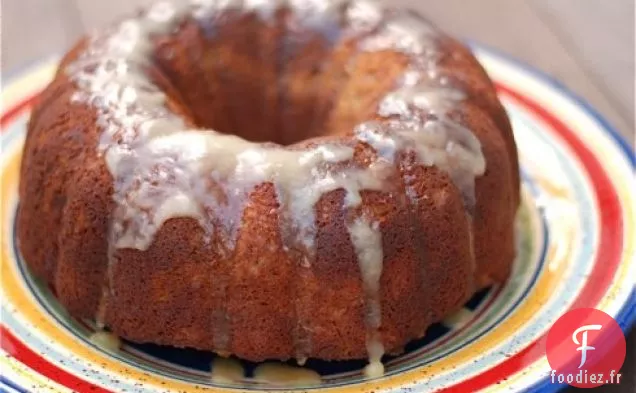 Gâteau Bundt Aux Pommes Et Aux Épices Avec Glaçage À l'Érable