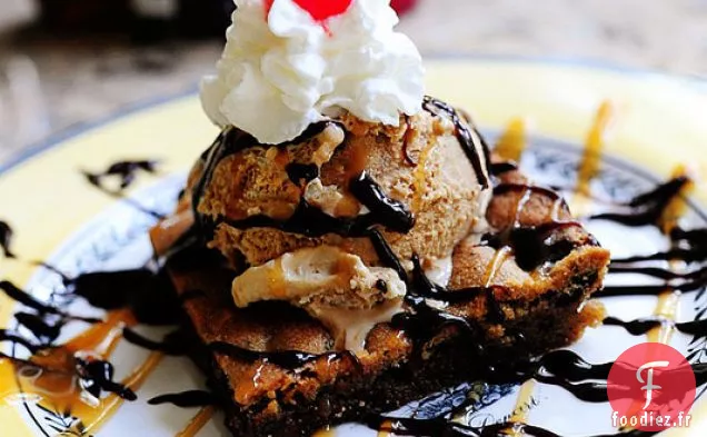 Sundae à la Crème Glacée au Caramel aux Pépites de Chocolat