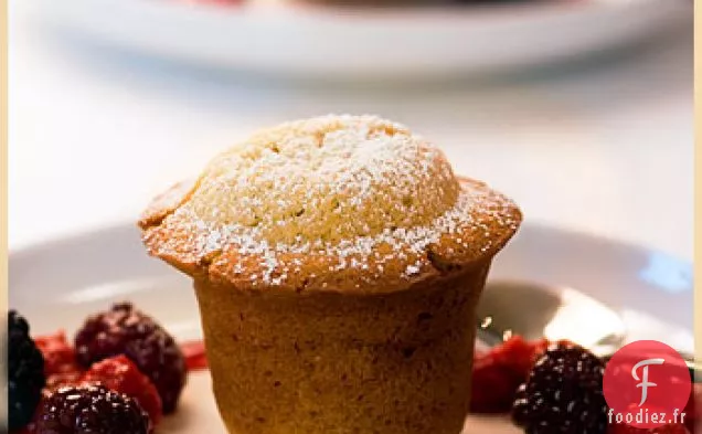 Gâteau Au Beurre Brun Vanille Et Aux Amandes Avec Crème Chaude À La Vanille