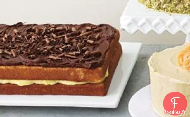 Gâteau Jaune Fourré À La Crème Pâtissière Et Ganache Au Chocolat