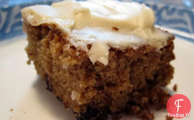 Gâteau Aux Pépites De Chocolat À L'Avoine Avec Glaçage Au Fromage À La Crème