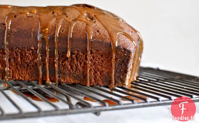 Gâteau Au Pain Double Au Chocolat Trempé Au Caramel Salé