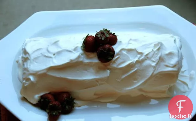 Rouleau De Génoise Aux Fraises Et À La Crème