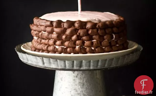 Gâteau Blackout au Chocolat avec Glaçage au Fromage à la Crème aux Fraises et un cadeau