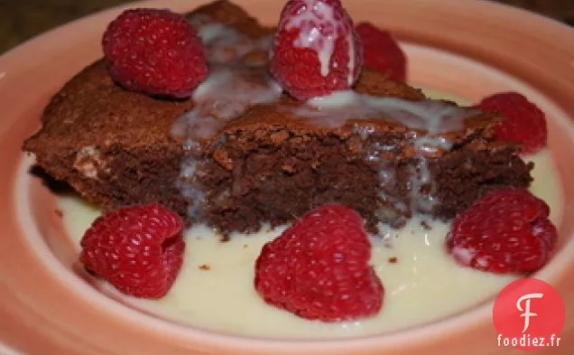 Gâteau Aux Pacanes Au Chocolat Avec Sauce Au Chocolat Blanc