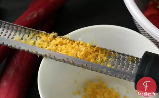 Gâteau Bundt Au Citron Avec Sauce Aux Fraises