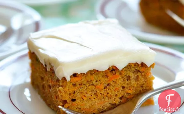 Gâteau En Feuille De Carottes Avec Glaçage Au Fromage À La Crème