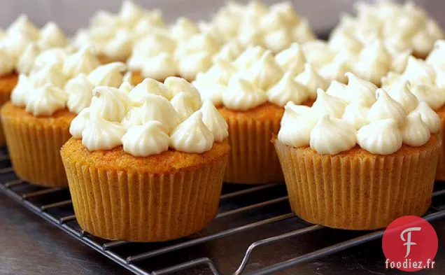Gâteau Aux Carottes Avec Glaçage Au Fromage à la Crème À l'Érable
