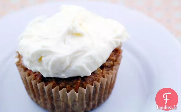 Cupcakes Au Gâteau Aux Carottes Avec Glaçage Crémeux Au Fromage À La Crème