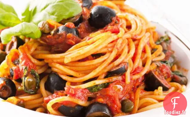 Spaghettis enflammés aux Anchois, Olives et Câpres dans une sauce Tomate Rapide