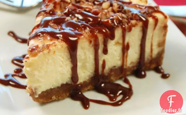 Gâteau Au Fromage Praliné Avec Sauce Au Caramel Fudge Chaud