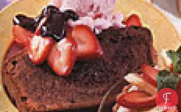 Gâteau au Chocolat avec Glace à la Fraise et Sauce au Chocolat Douce-Amère