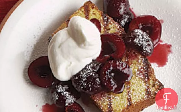 Gâteau De Polenta Grillé À La Sauce Cerise-cassis