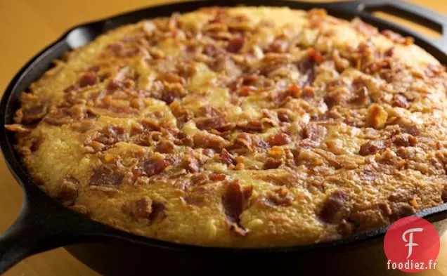 Pain De Maïs Poêlé Avec Du Maïs Frais Coupé Et Du Bacon
