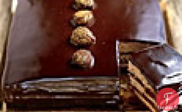 Gâteau au Chocolat Noir et au Caramel aux Châtaignes saupoudrées d'Or