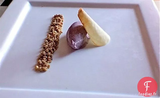 Cornet de Crème Glacée au Gâteau au Café aux Myrtilles