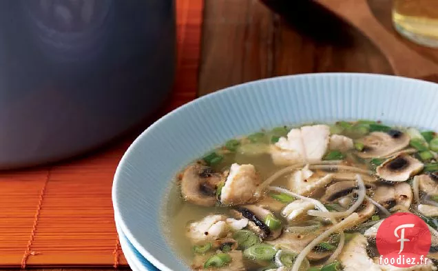 Soupe de Vivaneau Rouge avec des Germes de Soja Frais et de l'Huile d'Ail