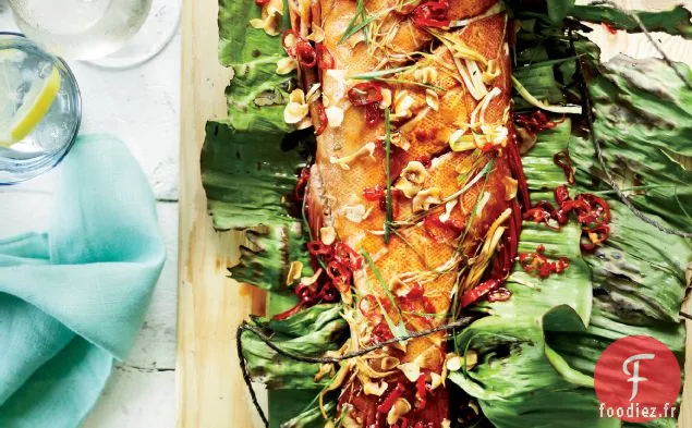 Poisson Entier Grillé à l'Ail Croustillant et Piments Rouges