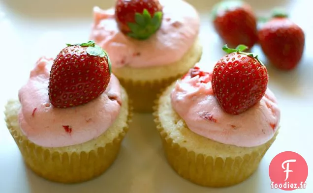 Cupcakes À La Vanille Avec Glaçage À La Fraise
