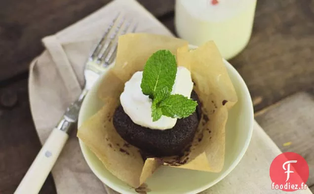Cupcakes Au Babeurre Au Chocolat Avec Crème Fouettée Infusée À La Menthe