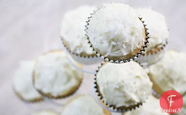 Cupcakes À La Noix De Coco Avec Glaçage Au Fromage À La Crème À La Noix De Coco