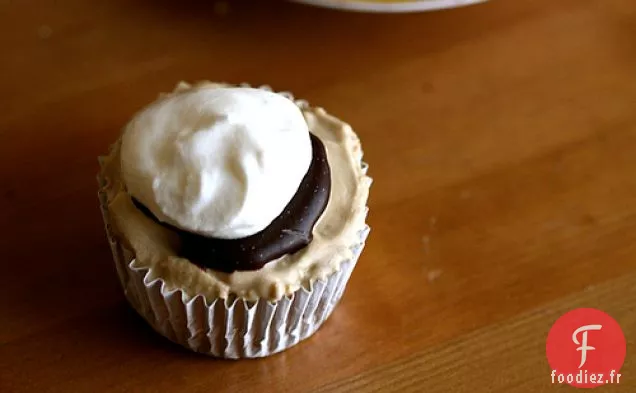 Cupcakes à la Crème Glacée au Fond de Brownie