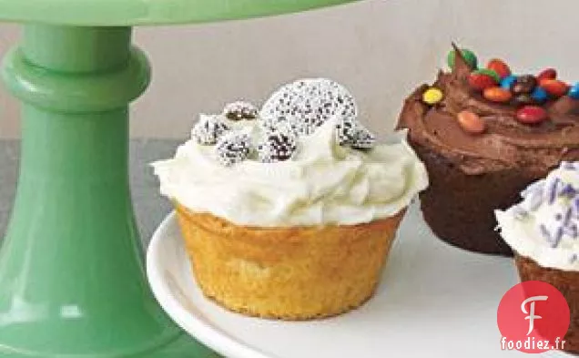 Cupcakes Jaunes Avec Glaçage À La Vanille Et Sans Pareils