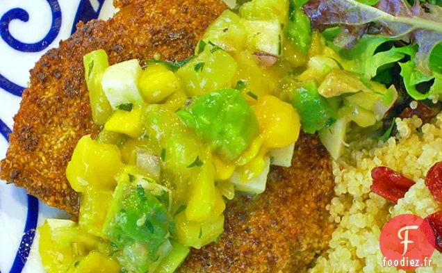 Poisson Croustillant À La Farine De Pois Chiches Avec Salsa De Fruits Frais