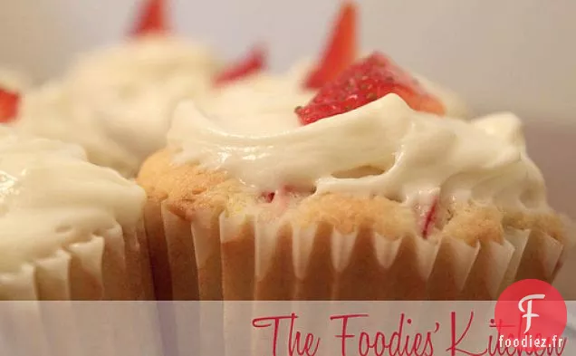 Cupcakes À La Rhubarbe Avec Glaçage Au Fromage À La Crème