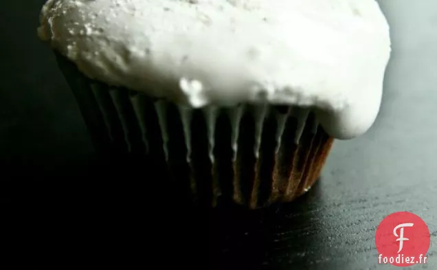 Cupcakes Au Chocolat Avec Glaçage À La Guimauve