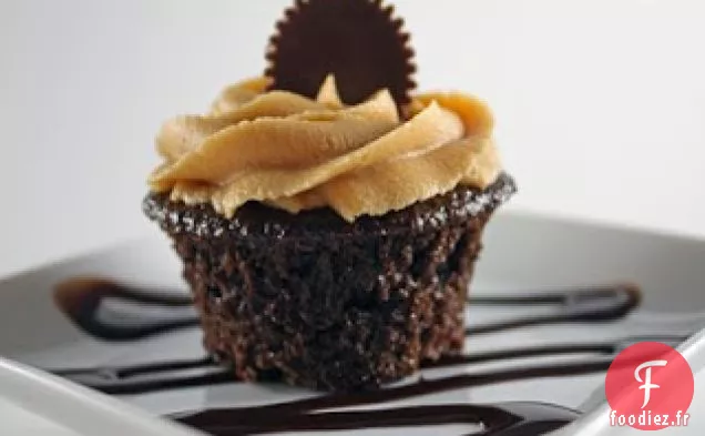 Cupcakes Au Chocolat Avec Glaçage Au Beurre D'Arachide