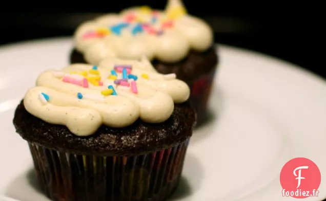 Cupcakes Riches En Chocolat Avec Glaçage À La Gousse De Vanille