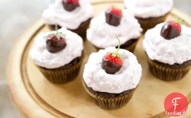 Cupcakes aux fraises enrobés de chocolat