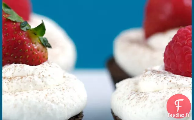 Cupcakes Au Chocolat Avec Chantilly À La Lavande
